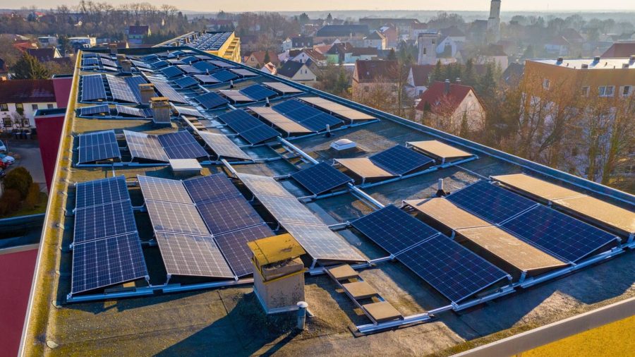 Photovoltaik – Module auf dem Dach eines Mehrfamilienhauses Photovoltaik - Module auf dem Dach eines Mehrfamilienhauses